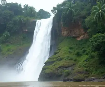 Uma serra mineira separa o destino da chuva: de um lado a água segue para o São Francisco, do outro para o Rio Doce, e no caminho cai de 70 metros